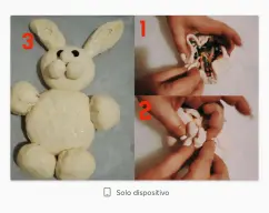 Step <p>Cierre cada parte uniendo todos los filos y formando las distintas bolas, dejando el relleno en su interior. Coloque cada bola rellena boca abajo sobre una bandeja de horno previamente forrada con papel de hornear, hasta formar la figura. Para las orejas dele una forma más alargada. Añada a la figura dos trocitos de aceituna negra para los ojos.</p> illustration