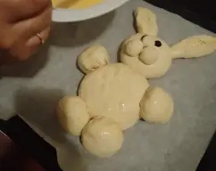 Step <p>Pincele la figura con el huevo batido y hornee a 200⁰ durante 20-25 minutos.</p> illustration