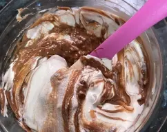 Step <p>montar la nata, debe de estar bien fría, se monta a ojo , dejar un poco de nata para decorar y agregar el azúcar las, derretir el turron en el microondas, integrarla en la nata con movimientos envolventes para que no se baje, </p> illustration