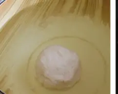 Step <p><br></p><p>Ponga en el vaso la leche, la levadura prensada, el azúcar y la harina de fuerza y mezcle 15 seg/vel 4. Retire del vaso y forme una bola sobre la encimera. Introduzca la masa en un bol y cubra con agua templada. Cuando la bola de masa flote y doble su volumen, estará lista (aprox. 15 minutos).</p><p><br></p><p><br></p><p><br></p><p><br></p> illustration