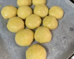 Step <p>Formamos el racimo y le hacemos un rabito para que quede como un racimo de uvas, dejamos tal cual en la bandeja del horno una media hora para que vuelva a levar, las bolitas no se ponen muy juntas porque al volver a levar se juntaran, una vez levado, lo pintamos con huevo batido y le espolvoreamos azúcar encima de cada bolita, con el horno previamente precalentado lo introducimos 20 m a 180 gr, dejar enfriar y rellenar con lo que mas nos guste, y por encima poner un poquito de azúcar glas</p><p><br></p> illustration