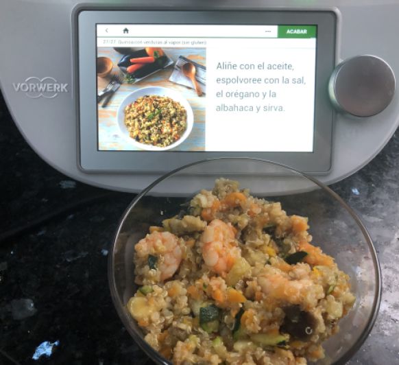 Quinoa con verduritas al vapor y langostinos