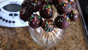 BOMBONES DE CHOCOLATE, AVELLANAS Y ALMENDRAS