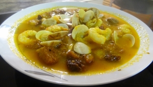 caldito de gambas y almejas con pan frito