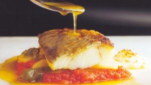 Bacalao con tomate y patatas panaderas.